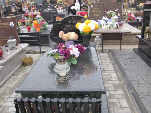 Grób BRONISŁAW BURY